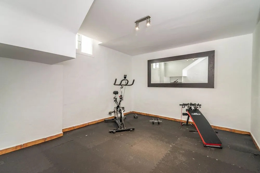 VACATION MARBELLA I Sunny Camelia Villa Heated pool, Recently Renovated, Best Residential Neighborhood in Benalmadena, Short walk to the beach, Cinema Room