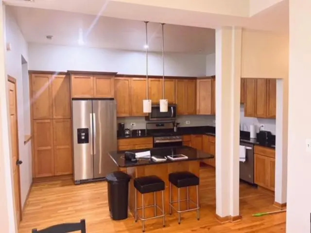 3BD/2BA in Historic Hyde Park Neighborhood w/ Parking Near University of Chicago