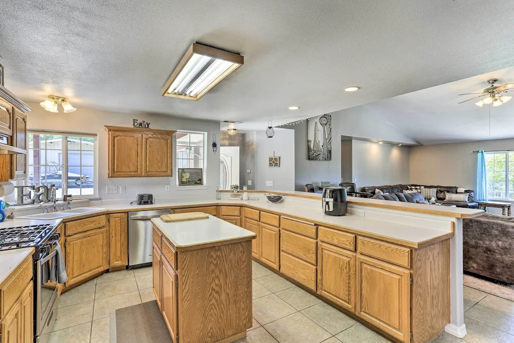 Private Pool & Game Room: Family Weaverville Gem