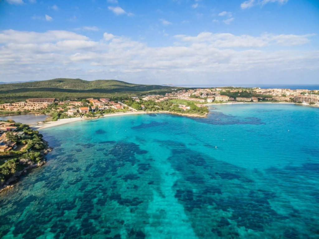 Apartment surrounded by greenery 5 minutes on foot from the beaches of Baia Caddinas and the large s-S'Abba e sa Pedra