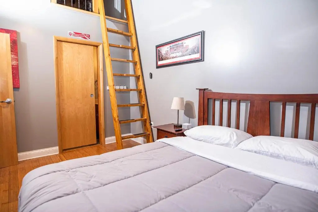 Georgia Street 4 Bedroom Condo Downtown!!