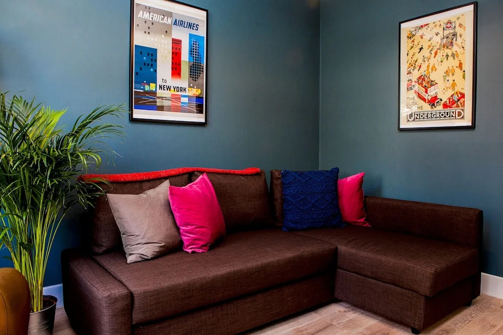 Stunning 4 Bed East London Apartment Sleeps 10