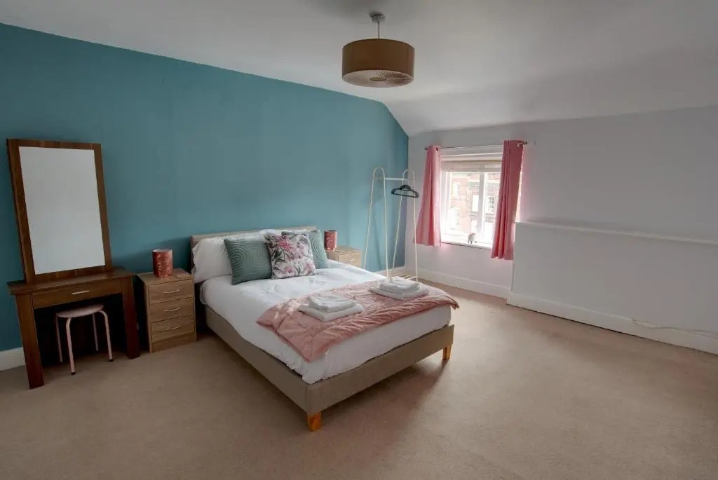 Market View, 1 bedroom unit in the heart of Leek