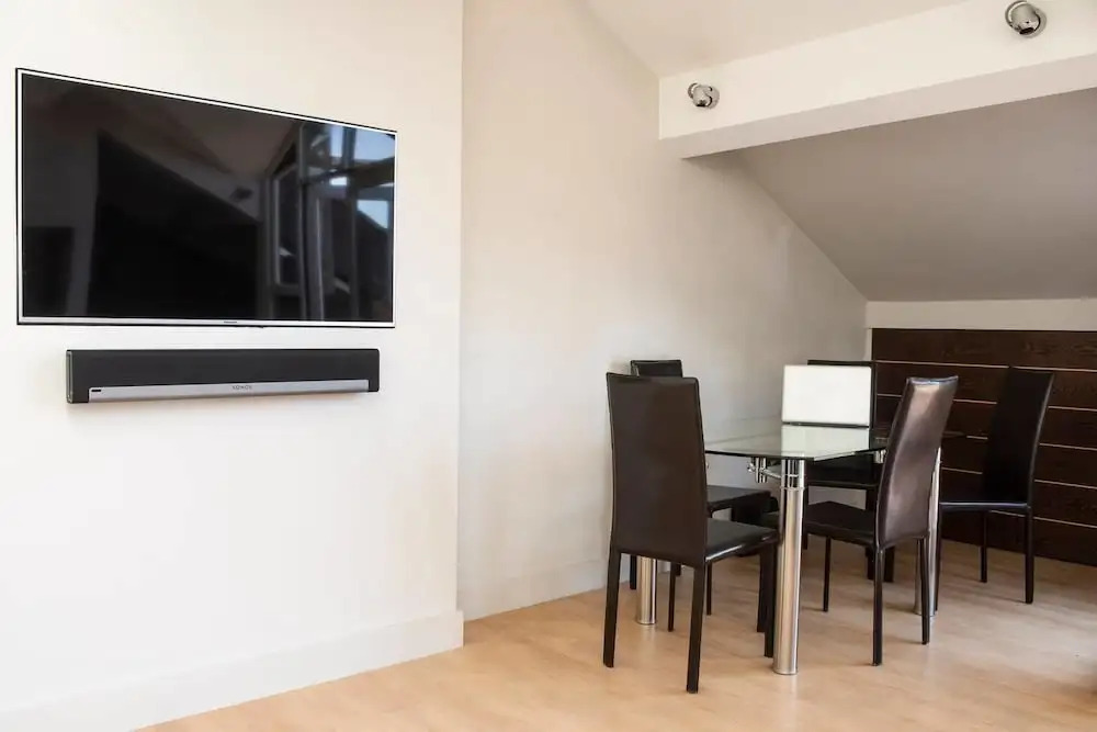 Amazing Spacious 2 Bed Duplex Penthouse w/ Balcony