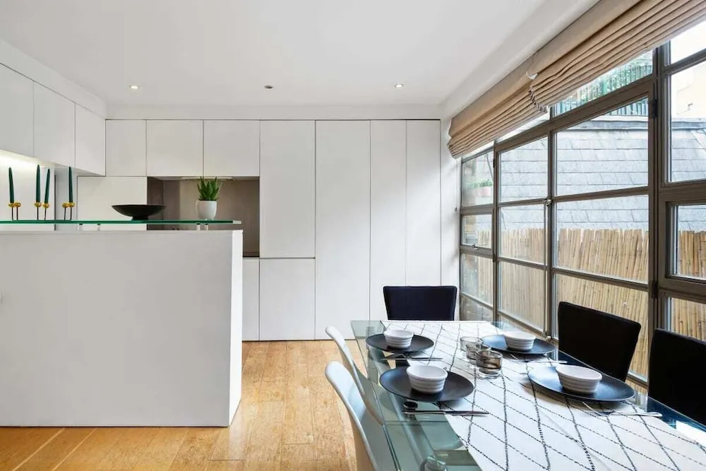 Beautiful 2bdr/2bath Apt in Mayfair, 3mins to Tube