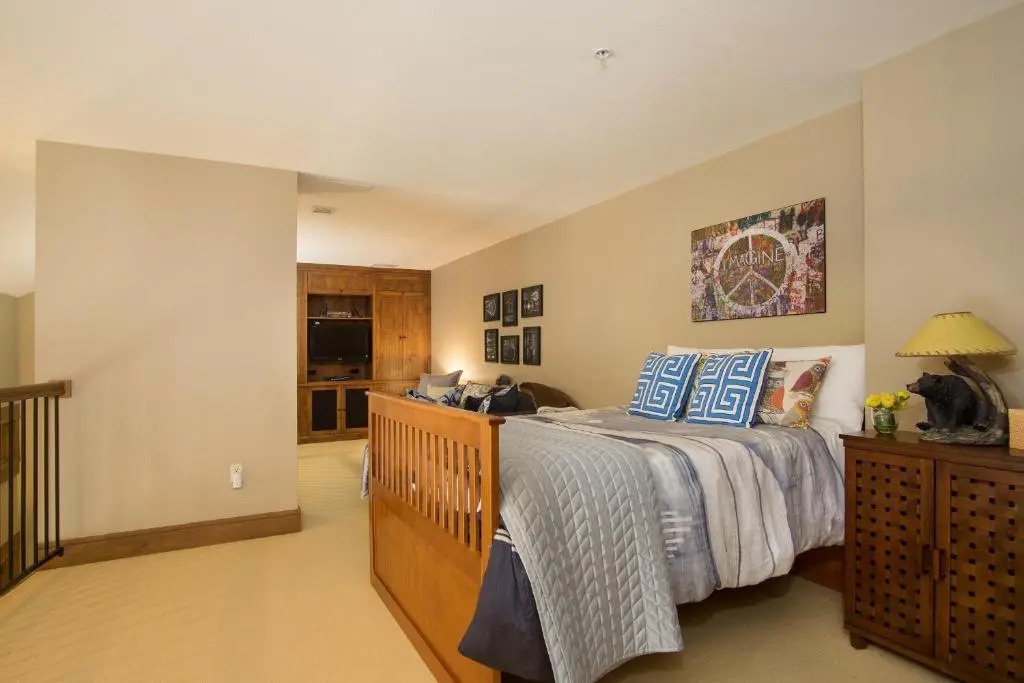 2 Bedrooms w/ Large Loft + 2.5 Baths