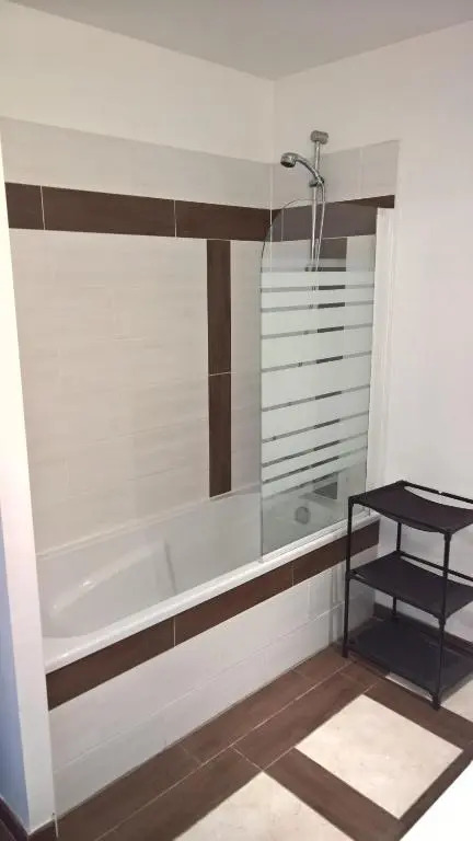 13 Rue de la Fontaine F11