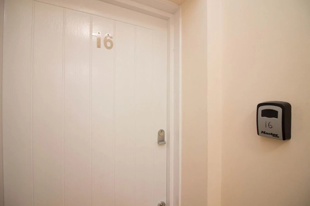 Stayzo Castle Penthouse 16- A Clean Fresh Modern Apartment With Free Wi-fi