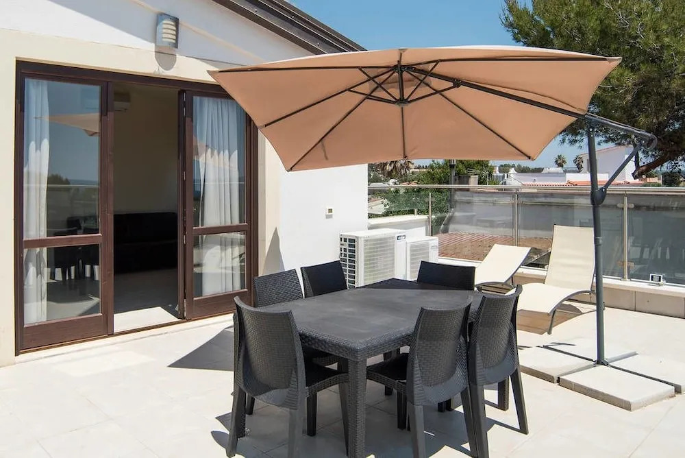 Holiday Beach Houses Nero DAvola