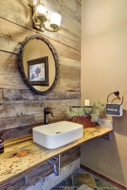 Indian Trail Cabin 5 Bedroom Cabin by RedAwning