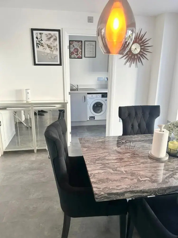 Luxurious Majestic 4 Bedroom- Free Parking