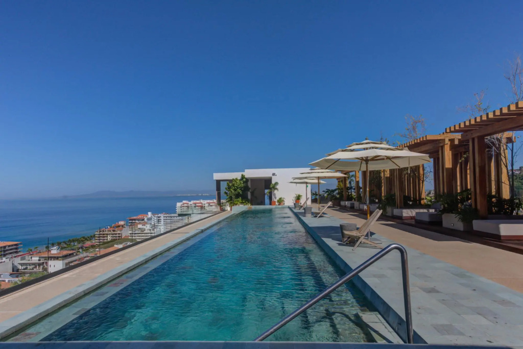Sailview 801 Romantic Zone Rooftop Pool Ocean Views