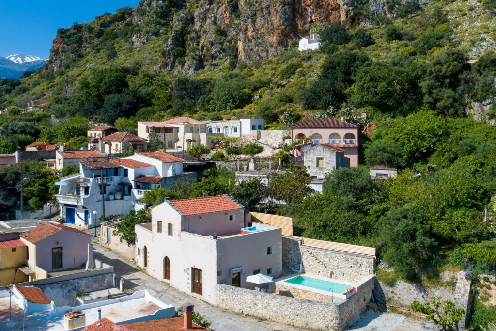 Olga's Filoxenia - Villa Aladanos-private pool and heated jacuzzi