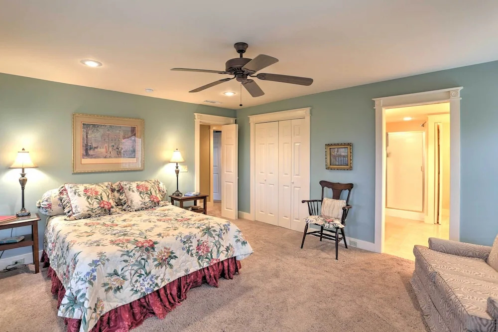 Beautiful Central Fayetteville Townhome w/ Views!