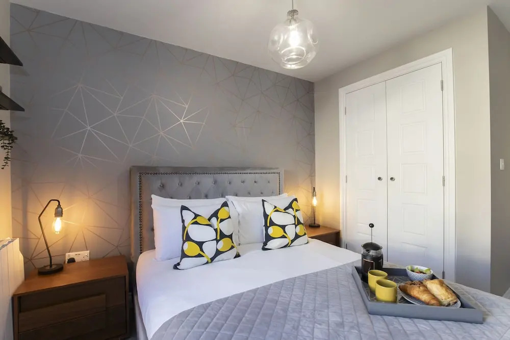 Elliot Oliver - Modern 2 Bedroom Town Centre Apartment