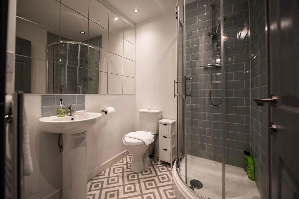Air Host and Stay - Apartment 5 Broadhurst Court sleeps 6 minutes from town centre