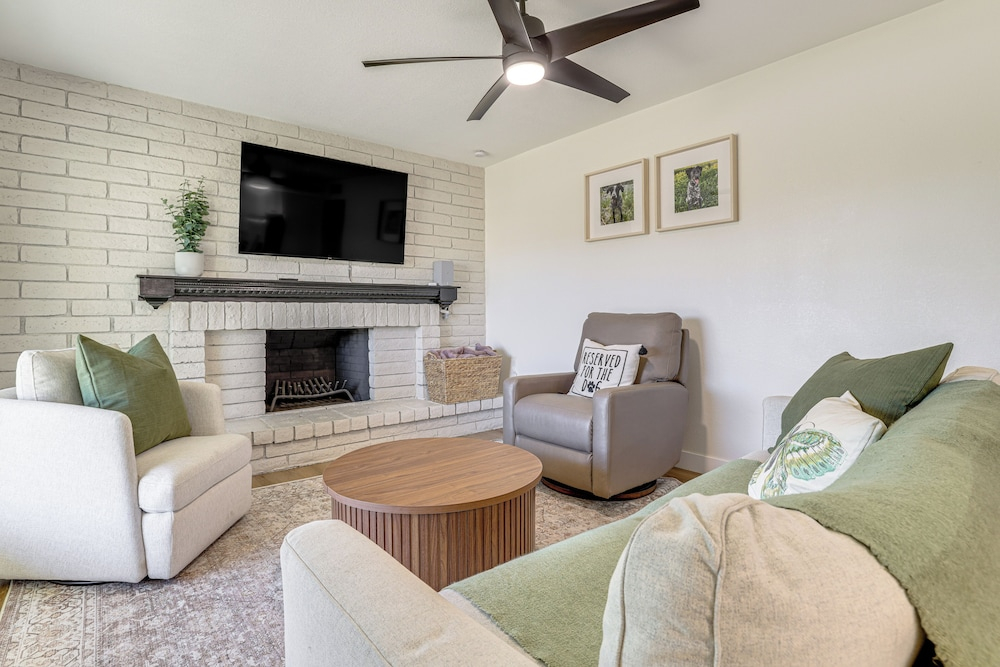 Snowbird Haven w/ Hot Tub! 3 Mi to Dtwn Chandler