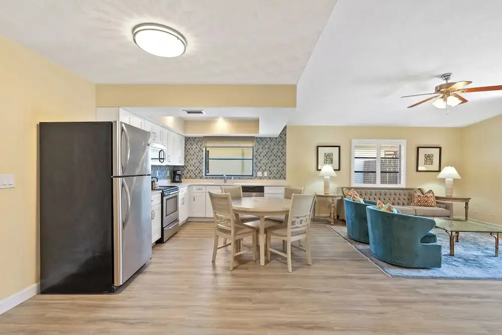 Avanti Vacation Rental, Relaxing 3-BR Retreat with Private Pool Minutes from Vanderbilt Beach and Delnor-Wiggins State Park. Enjoy Southern Exposure, BBQ Area, and Pet-Friendly Comfort