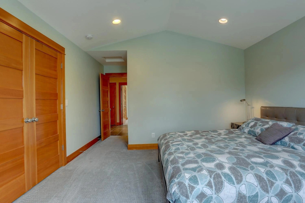 Spacious B2 Townhome with Fireplace and BBQ on the Deck by RedAwning