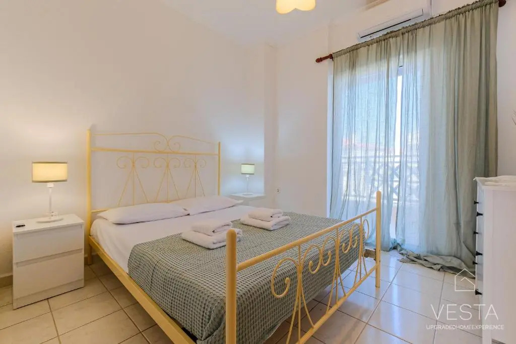 Waterlily 3-bedroom Maisonette, 75m to sandy beach
