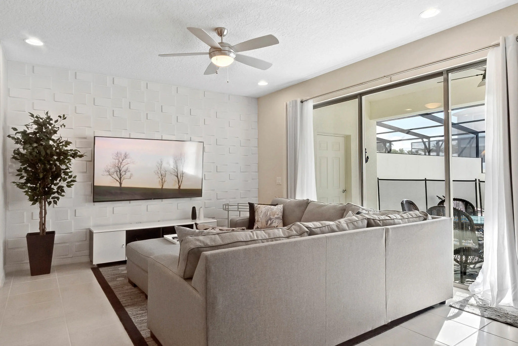 5 Bd 45 Ba Windsor At Westside 2402 Td