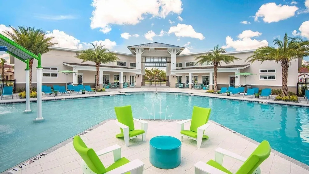Opulent Retreat, Pool & Lake View, Near Parks