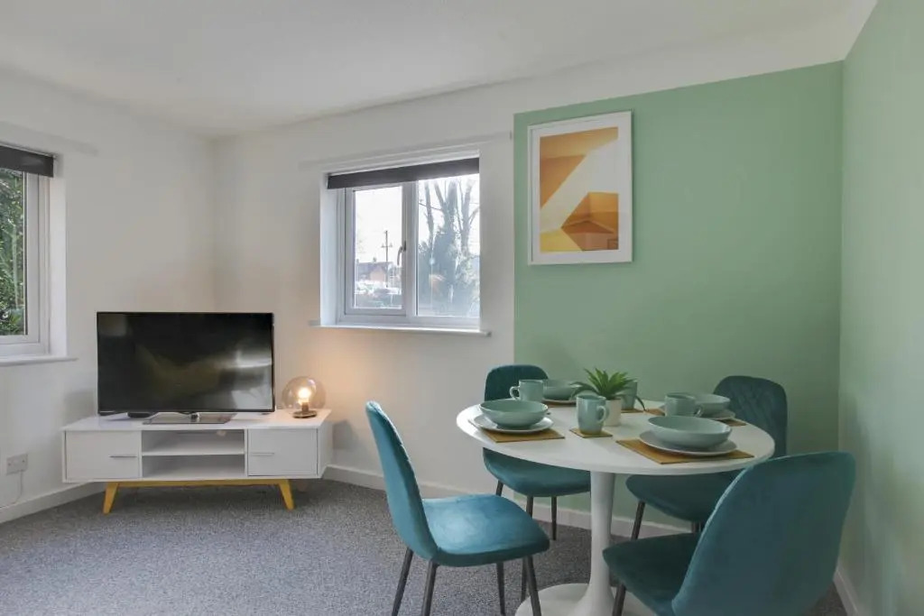 George Suite - Two Bed Apartment with Parking