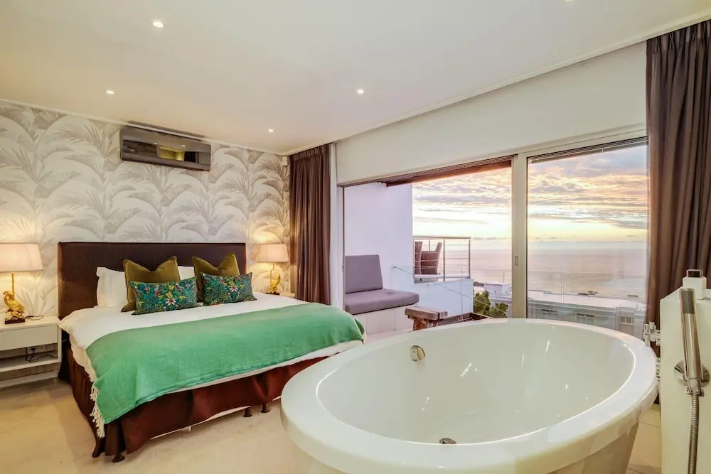 Stylish Holiday Apartment w Private Pool 180 Views Malibu
