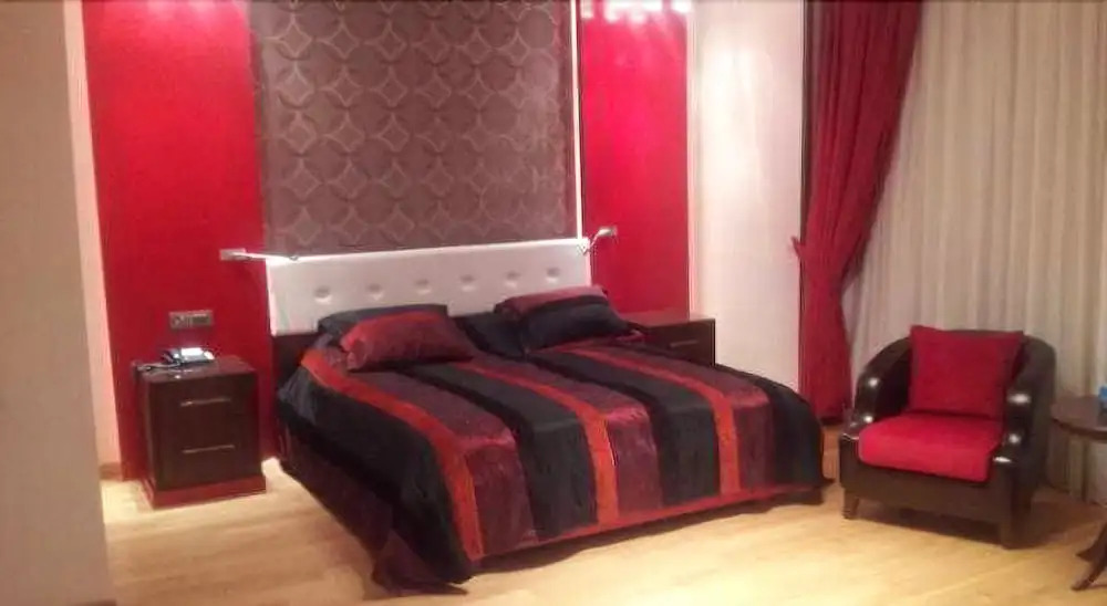 Deluxe Hotel