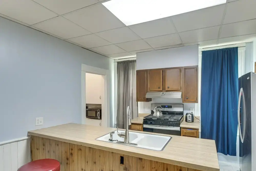 < 1 Mi to Main St: Quiet Apartment in Galesburg!