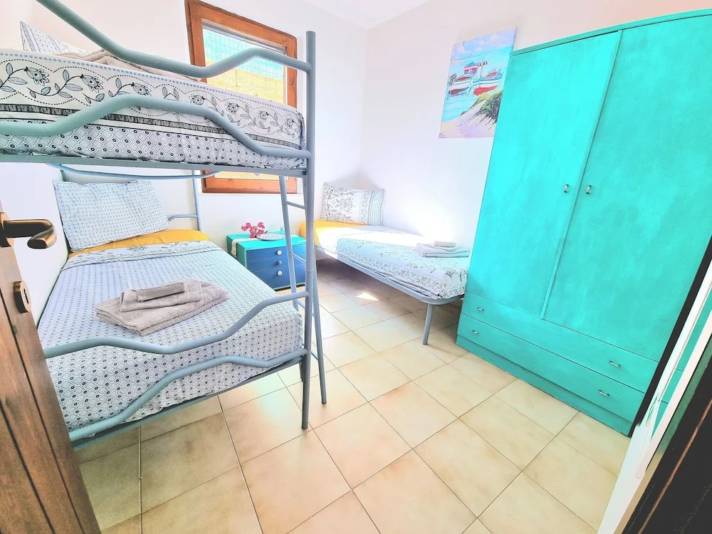 4 Bedroom Villa With Garden 3 min Walk From Beach!