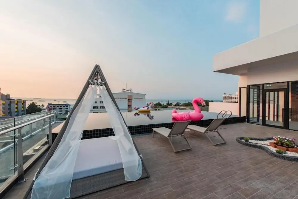 Отель Blackwoods Hotel Pattaya