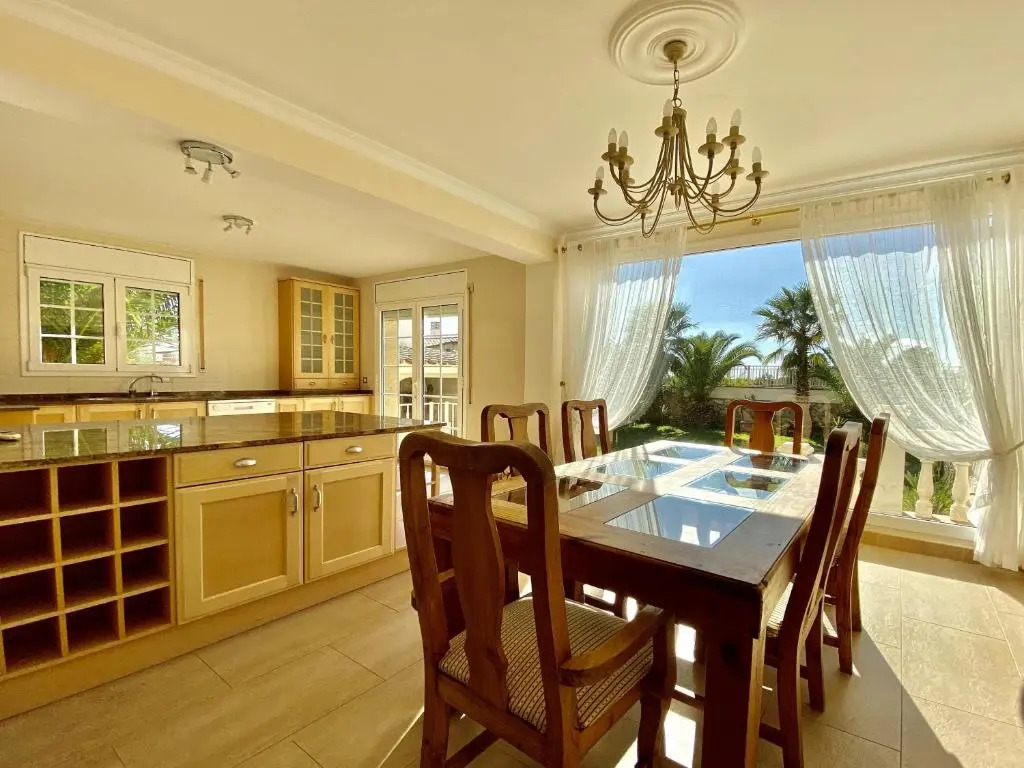 Villa Montserrat 4bedroom with sea and mountain views & air-conditioning & private swimming pool