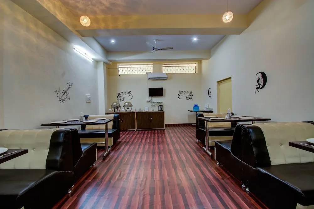 OYO 16578 RS Palace
