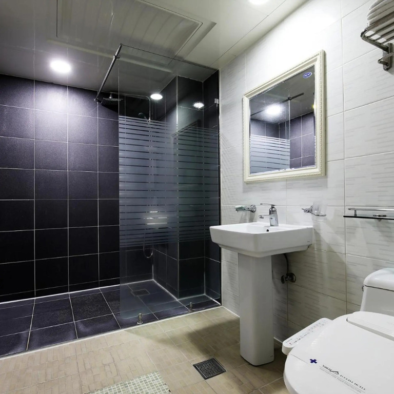 White Tourist Hotel