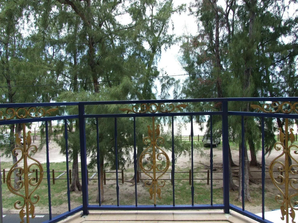 White Shell Lounge and Restaurant