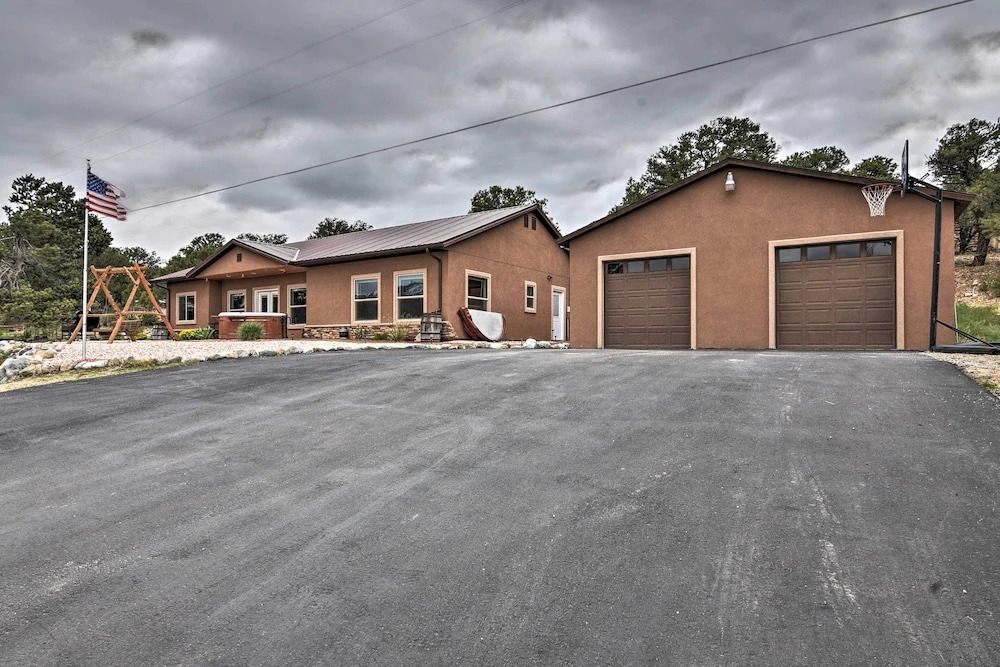 Stunning Home w/ Fire Pit, 11 Mi to Mt Yale!