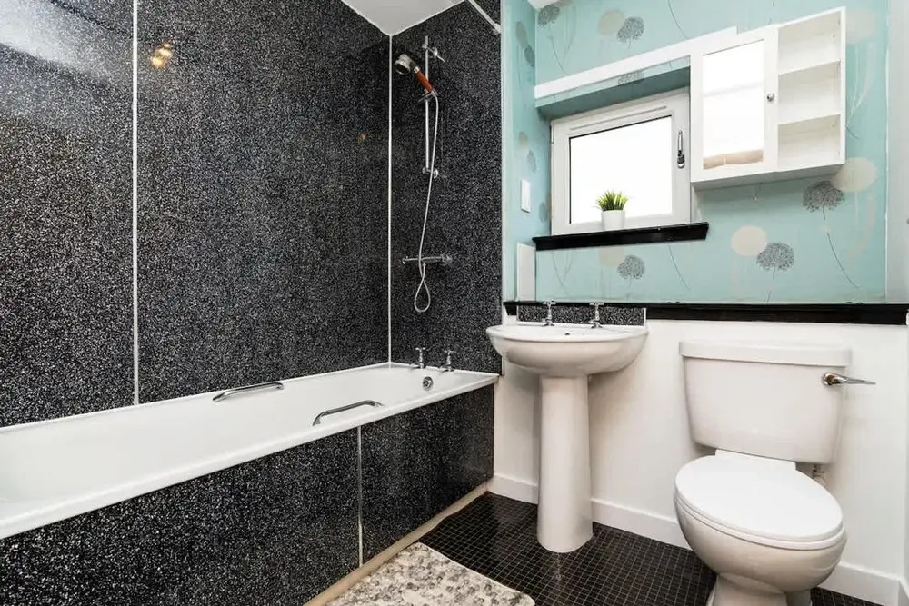 3 Bedroom House - Free Parking