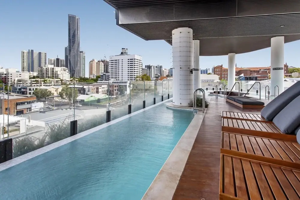 Chic 1-bed With Parking, Pool and Gym