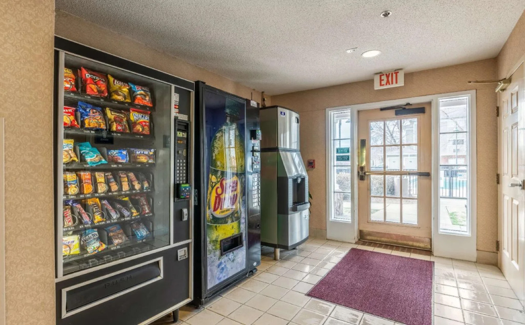 HomeTowne Studios & Suites by Red Roof Charlotte - Concord