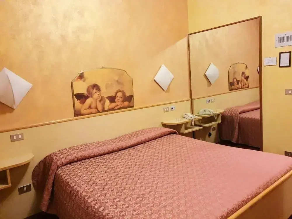 HOTEL PARADISO