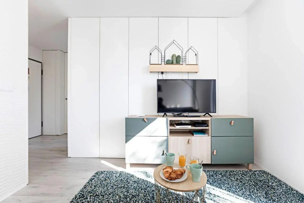 Stylish Flat W/ Gym & Parking by LovelyStay