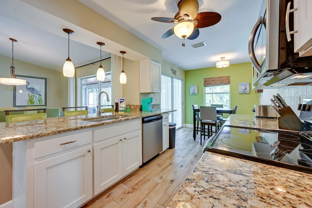 Englewood Oasis w/ Screened Lanai + Outdoor Pool!