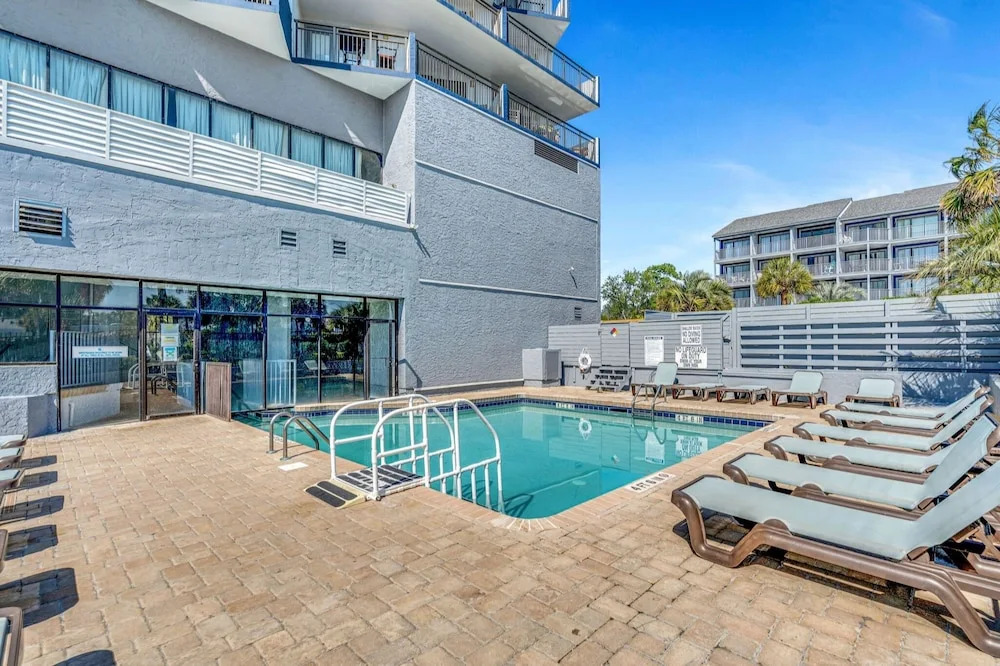 Beachfront, Two Queen Beds, Pool, Hot Tub, Free Parking 1 Bedroom Condo