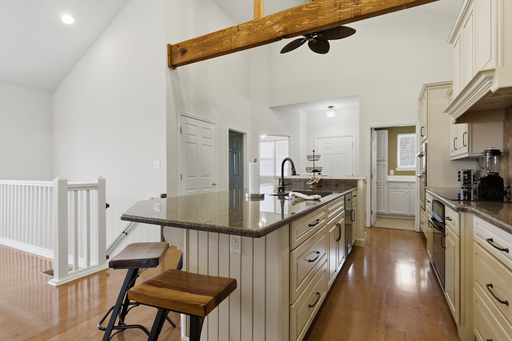 Old Kinderhook 2 Decks, Firepit, Kid & Pet Friendly Golf Retreat
