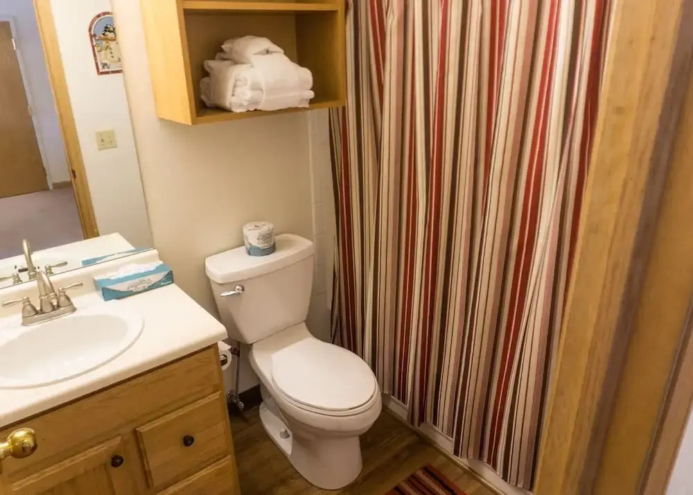 Quaint Winter Hideaway Sleeps 6- Across From Vibrant Main St 2 Bedroom Condo by RedAwning