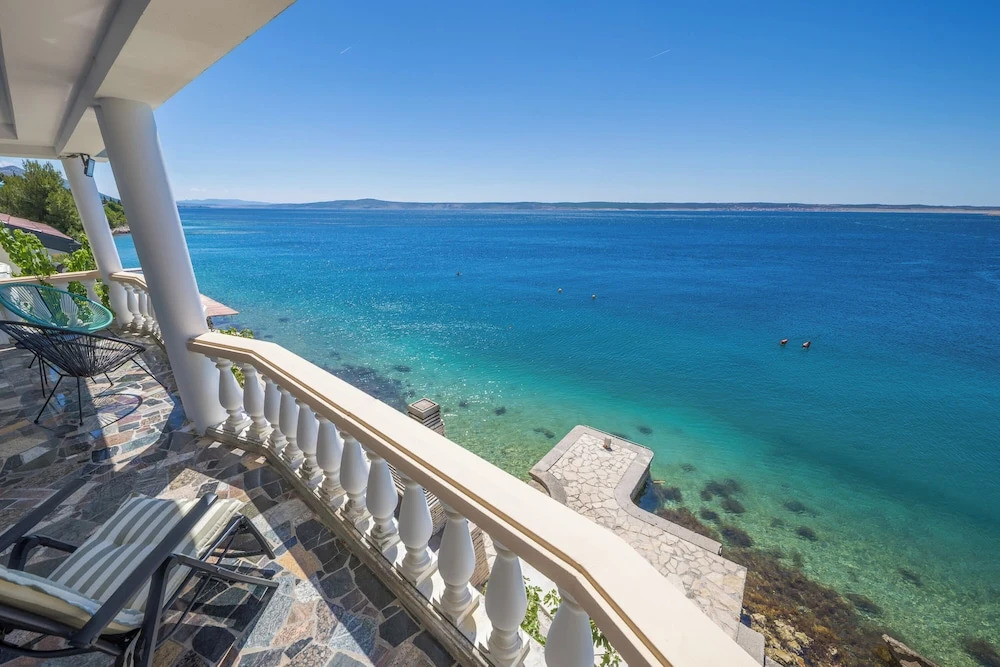 Holiday Home Seafront Escape