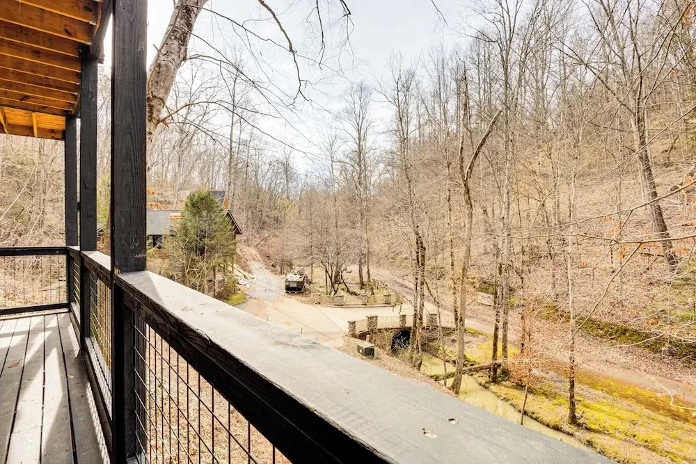 8 Mi to Dollywood: Cabin w/ Hot Tub & Decks!