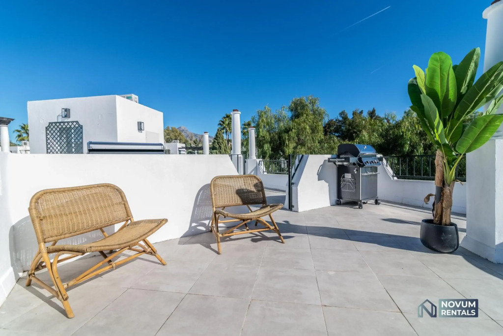 TOP RENOVATED 3-BDRM TOWNHOUSES with POOL, BBQ & ROOFTOP TERRACES