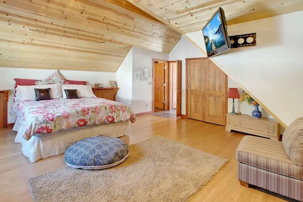 42639 Alta Vista Ave Cabin by RedAwning